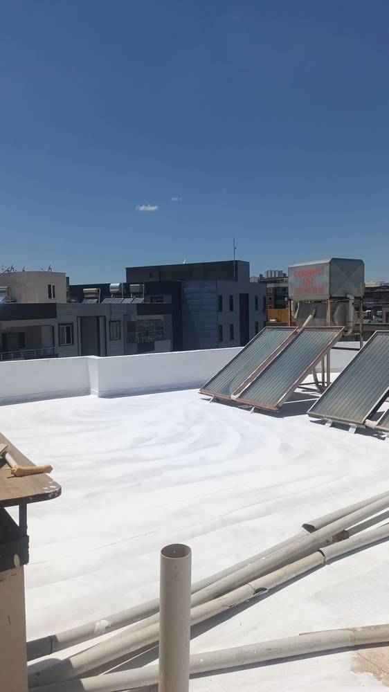 Güneş enerjisi panelli teras çatıda Thermofull uygulaması